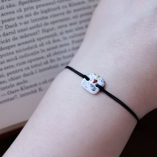 I love books Porcelain bracelet handmade and hand painted by Vali Bondoc. Bratara din portelan modelata si pictata manual de Vali Bondoc