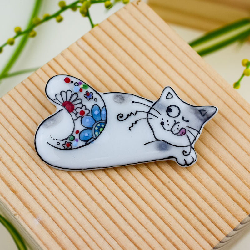 brosa pisica
Cat. Porcelain brooch created and hand-painted by Vali Bondoc with high temperature ceramic dyes
