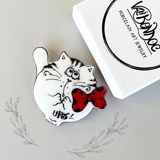 brosa din portelan realizata si pictata manual